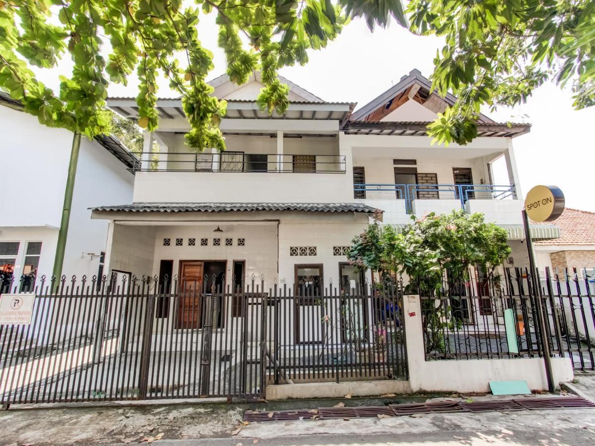 Oyo Life 91374 Asia Stay Semarang Syariah Kültér fotó